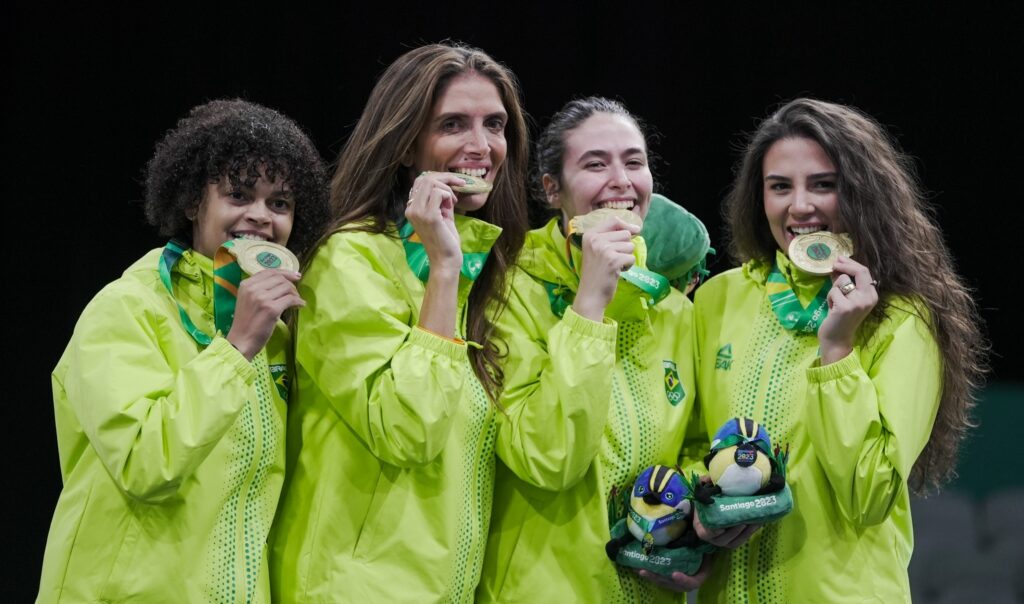 Bia Bulcão participa da primeira medalha de ouro de equipes da esgrima